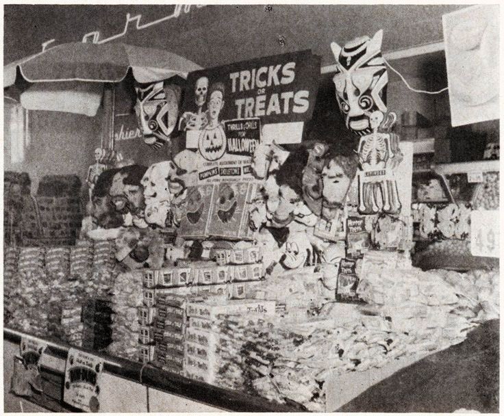 hauntorama's tweet image. Halloween store displays. 
#SpookyScarySunday #Halloween