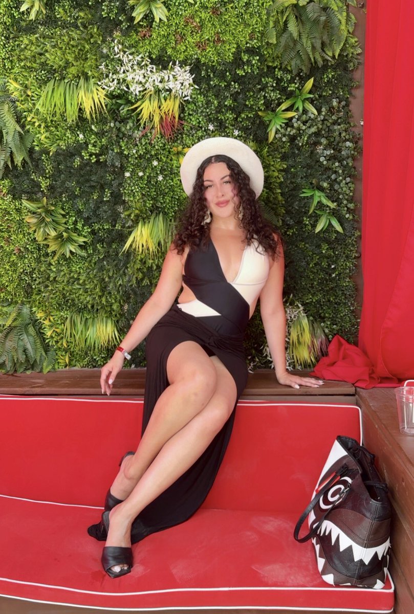 adreamkilla's tweet photo. Pool Party + Monokini + Sunshine = Happiness 🤍

Club Rēve 🌤️
Latina Vida https://t.co/Y7la4MEuH6