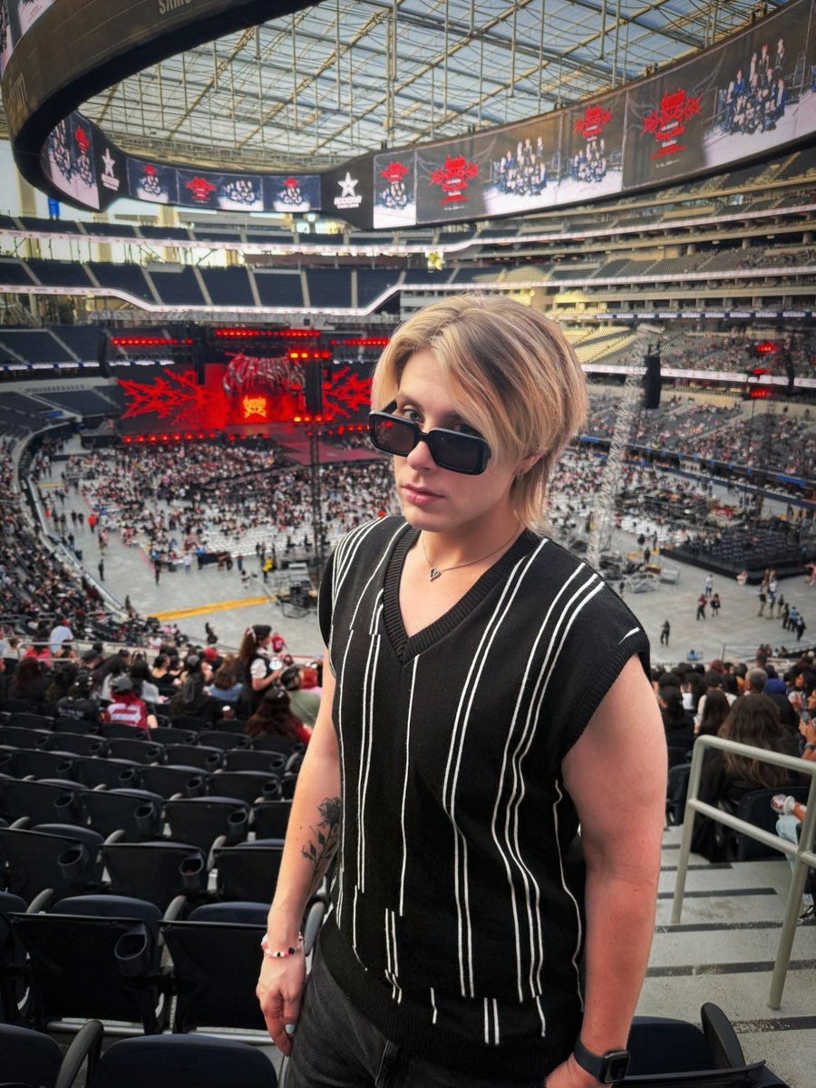DamanMills's tweet photo. we out here 😎❤️🖤 @Stray_Kids https://t.co/Fczs6H0ScV
