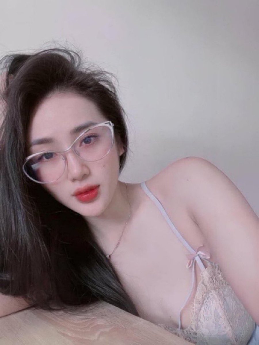 lientran2kk's tweet photo. Mún địt em không? Địt em đi em đang nứng https://t.co/4LJPTBt8b0