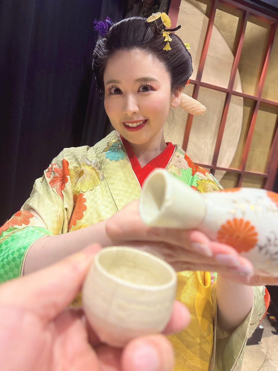 yukami_01's tweet photo. 昨日は、#六道追分 ２公演ありがとうございました😌🤍
今までとはまた違う役柄で、いつも新鮮な気持ちです🪭楽しんでいただけていたら嬉しいなぁ！！！

次回は5日(木)の２公演となります😌🪭
ぜひぜひ観ていただきたい素敵な作品なので、お待ちしてますっ！！！🍶🤍

#４くりロン #くりもん https://t.co/vMttLXrPUw