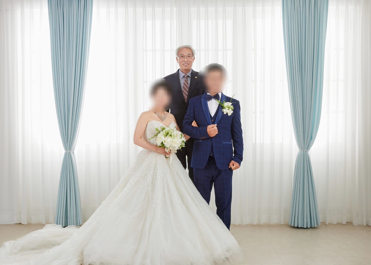 한국법무보호복지공단 경남서부지소, 2025년 제2회 ‘아름다운 동행 작은 결혼식’ 개최

경남서부지소(지소장 정순찬)는 5월 30일(금), 진주시에 위치한 스튜디오 톡에서 경제적 어려움을 겪고 있는 법무보호대상자 부부를 위해 ‘2025년 제2회 아름다운 동행 작은 결혼식’을 개최하였다.