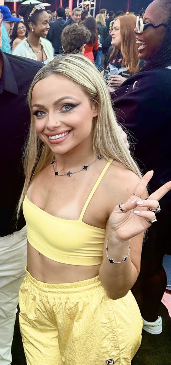 Took a photo with a fan.
Right after I let him grab my boobs.😜