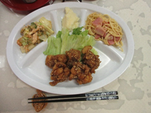 JMSDF_OAC's tweet photo. 「はりま」令和７年度グルメミッション始動
片栗粉をまぶした鶏肉を揚げ、甘辛いたれに漬けた通称ちろりん揚げ（１枚目）
カレーだけではない！今日はハヤシライスです。（２枚目）
#海上自衛隊 #海洋業務・対潜支援群 #第１音響測定隊 #はりま #呉 https://t.co/7T7JDYoEw9