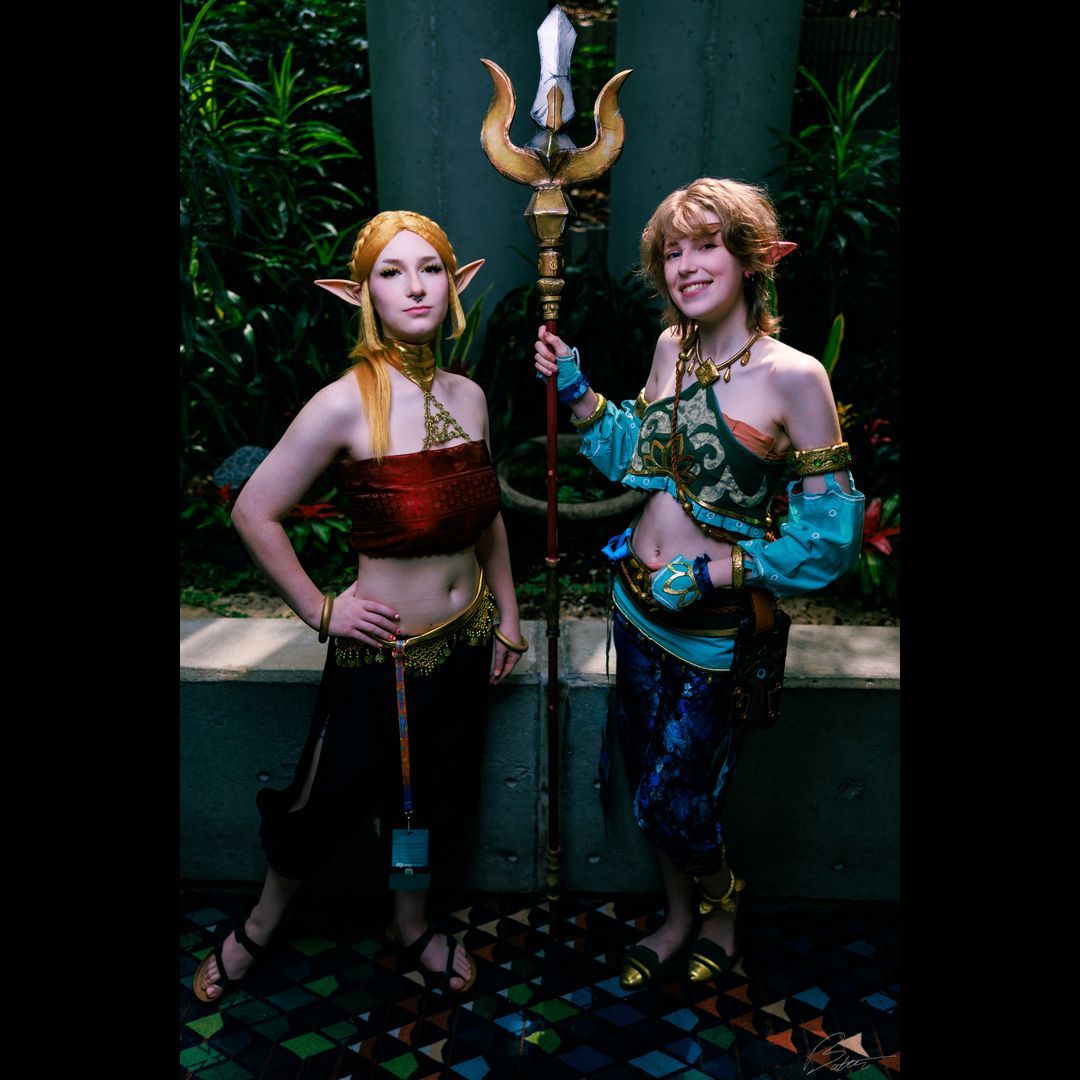 butterphoto's tweet photo. Long after the sand settles, legends remain. Link and Zelda walk the desert not as strangers, but as equals. 
#momocon #momocon2025 #cosplay #legendofzelda #lozcosplay #botw #linkcosplay #zeldacosplay #hyrule https://t.co/Hw3bqyGXHs