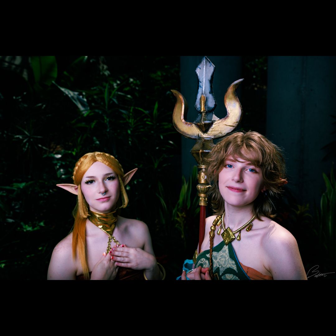 butterphoto's tweet photo. Long after the sand settles, legends remain. Link and Zelda walk the desert not as strangers, but as equals. 
#momocon #momocon2025 #cosplay #legendofzelda #lozcosplay #botw #linkcosplay #zeldacosplay #hyrule https://t.co/Hw3bqyGXHs