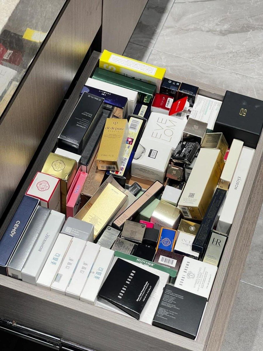 mia_martin88's tweet image. Makeup and skincare heaven! 💄✨ Organizing my beauty stash and loving every bit of it. What's your go to product?#BeautyOrganization #SkincareRoutine #MakeupCollection #BeautyJunkie #SelfCare #GlamLife #MakeupAddict #OrganizedChaos