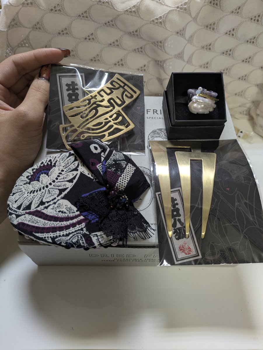 rararat83's tweet photo. #キモノシエル大阪

お迎え！品！！

#ヰロハ狐 お札バレッタ/源氏香簪
#Cotona バロックパール帯留
#ラトリエボンボン プロム（花）

#彩りirodori 金魚兵児帯をオーダー😍

そして… #乙女印刷 さま手拭いを！
孔雀箪笥 #おびぽっけ にするべく
 @sha_lan_ra さんにお預けしてます！！！！ https://t.co/BEVJT1ou1s