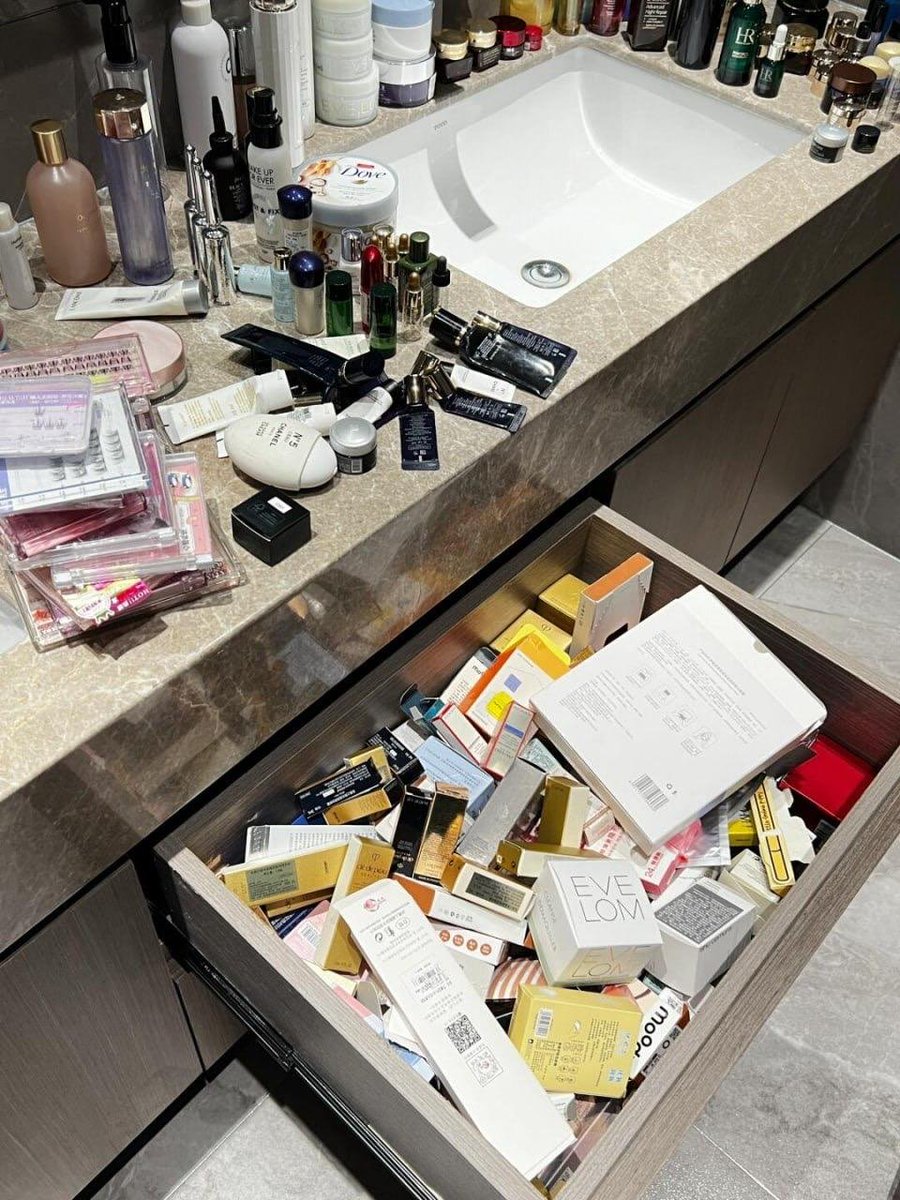 mia_martin88's tweet image. Makeup and skincare heaven! 💄✨ Organizing my beauty stash and loving every bit of it. What's your go to product?#BeautyOrganization #SkincareRoutine #MakeupCollection #BeautyJunkie #SelfCare #GlamLife #MakeupAddict #OrganizedChaos