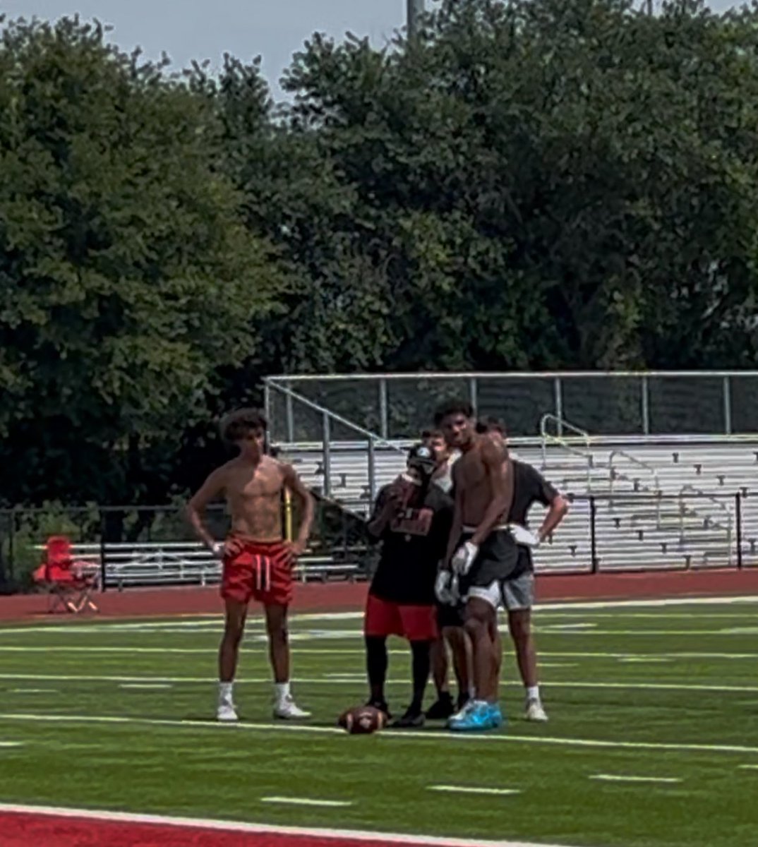 KeithMorrisIII's tweet image. Birds of feather what, what do you do in your “free time”? ✔️ #COE #AlwayzOpen @drobalwayzopen @ChrisHarrisJr @PrepRedzone @sixstarfootball @MaxPreps