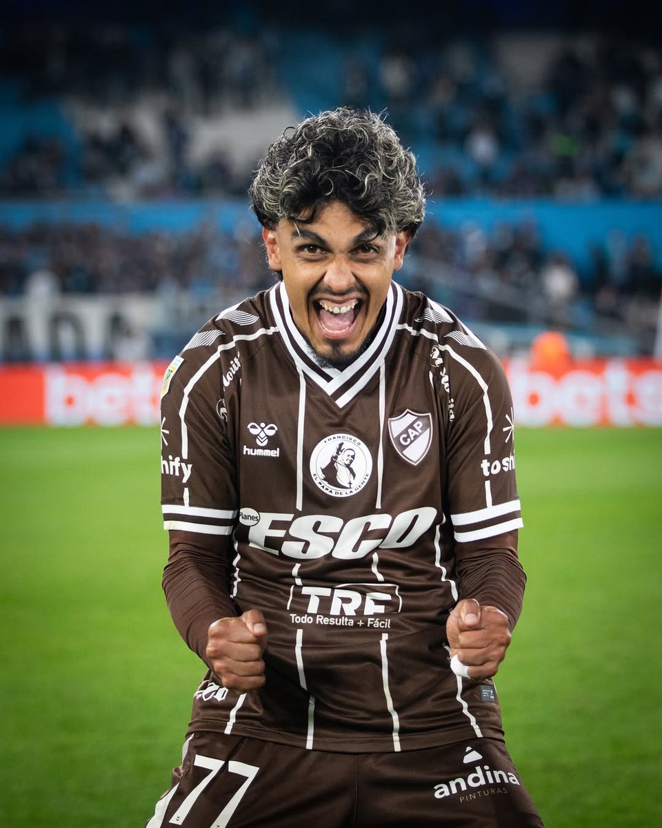 📌Se llama Ronaldo por Nazário 🇧🇷
📌¿Su segundo nombre? Iván, por Zamorano 🇨🇱
📌¿Su apellido? Martínez
📌Es paraguayo 🇵🇾, tiene 29 años y surgió de Cerro Porteño
📌Juega en Platense desde 2023
📌Acaba de consagrarse CAMPEÓN del Apertura 2025

RONALDO IVÁN MARTÍNEZ.