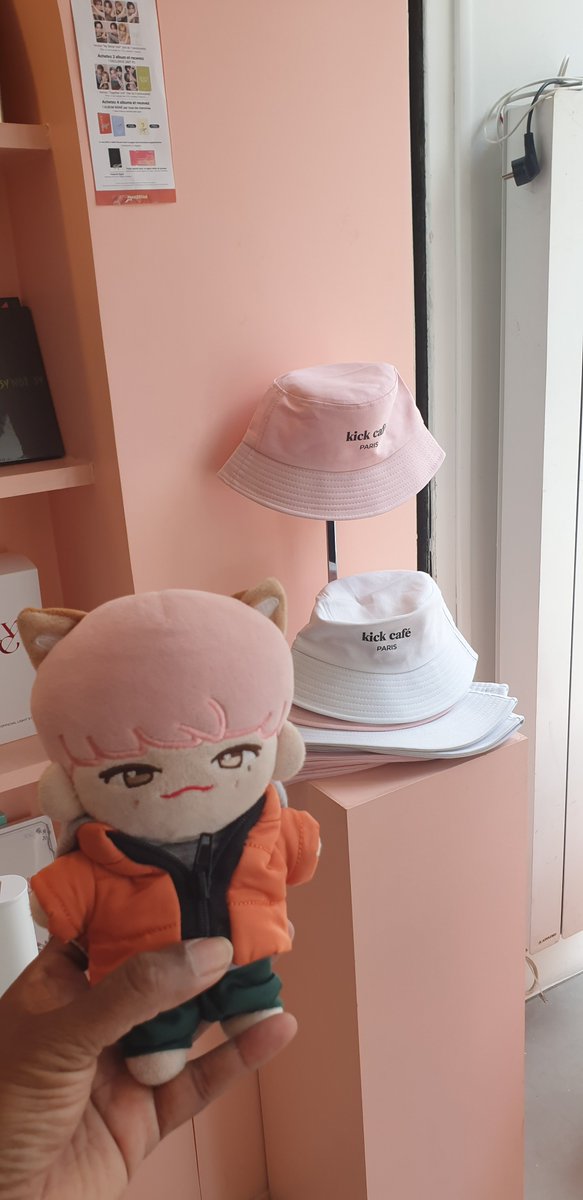 SIXBval's tweet photo. Merci à @FanSEVENTEEN_FR pour avoir organisé un super événement au @kpopisfcoolkids. Jz me suis régalée et j'ai encore rencontré des superbes carats pour nos 10 ans 💎❤💎 #seventeen10thanniversary https://t.co/NlSl4USFiz