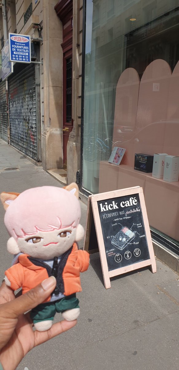 SIXBval's tweet photo. Merci à @FanSEVENTEEN_FR pour avoir organisé un super événement au @kpopisfcoolkids. Jz me suis régalée et j'ai encore rencontré des superbes carats pour nos 10 ans 💎❤💎 #seventeen10thanniversary https://t.co/NlSl4USFiz