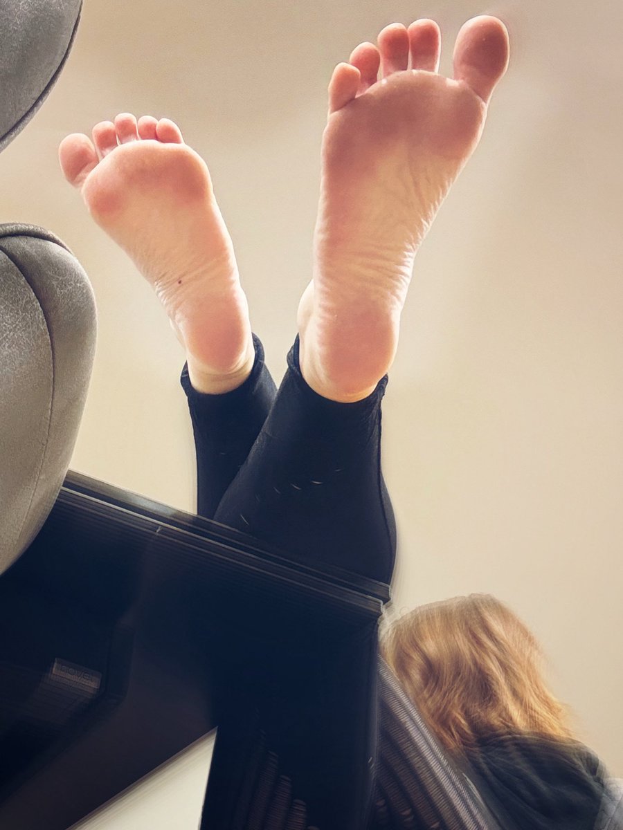 Nach einem entspannten Sonntag weiterhin die Füße baumeln lassen ☺️ 

<a href="/Feetcentral13/">Feetcentral</a> <a href="/FootParadiseRT/">#FootParadise RT Group</a> <a href="/Solesshoutouts/">Solesshoutouts007 15k 🦶</a> <a href="/HerSexyFeet/">👣 Her Sexy Feet 👣</a>