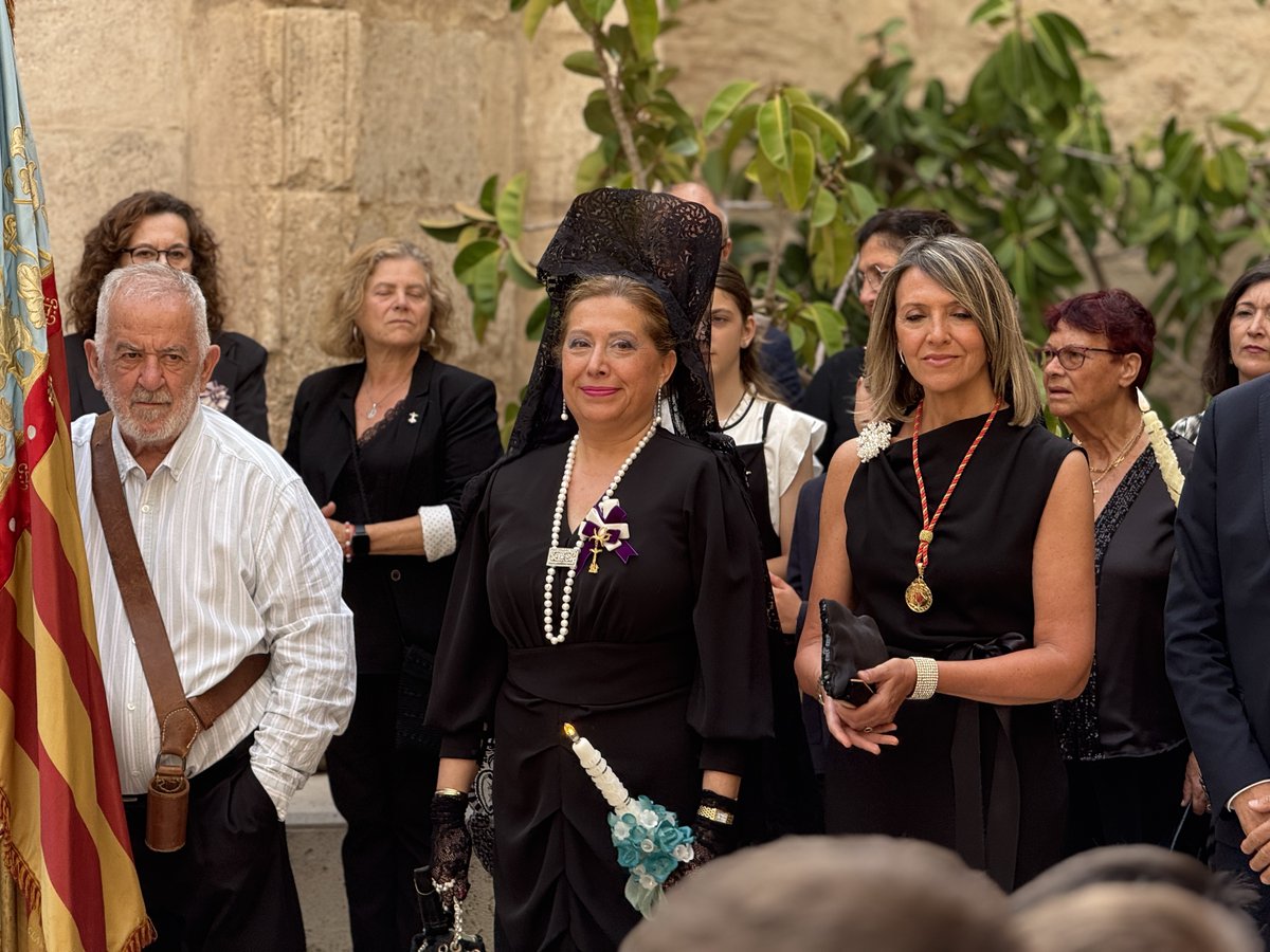 Iglesia San Juan del Hospital (@juandelhospital) on Twitter photo Ayer, el Cristo de Sant Bult recorrió en procesión las calles de La Xerea. A su paso por #SanJuandelHospital, se vivió un emotivo momento de oración y canto en el Patio Sur #CementerioMedieval 🙏🕊️ <a href="/sant_bult/">Festividad de Sant Bult</a> #Valencia Fotos: flic.kr/s/aHBqjCgoCD Ayer, el Cristo de Sant Bult recorrió en procesión las calles de La Xerea. A su paso por #SanJuandelHospital, se vivió un emotivo momento de oración y canto en el Patio Sur #CementerioMedieval 🙏🕊️ <a href="/sant_bult/">Festividad de Sant Bult</a> #Valencia Fotos: flic.kr/s/aHBqjCgoCD