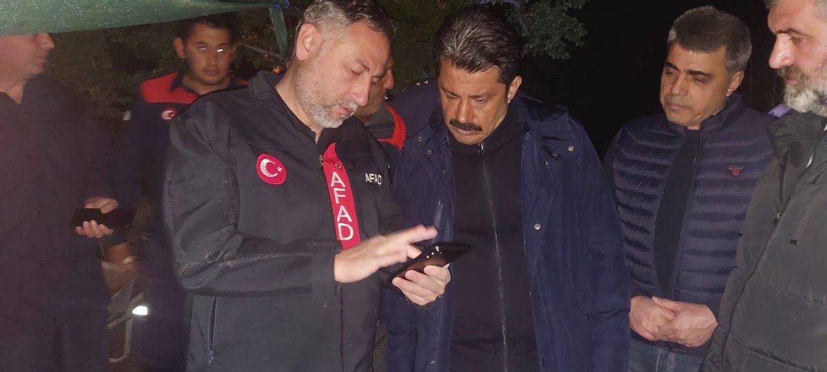DemiryurekSefa's tweet photo. 📍 Toklumen Köyümüzde Sel ve Su Baskınına Yönelik Müdahale Hakkında Bilgilendirme

01 Haziran 2025 Pazar gecesi saat 21.49 itibarıyla Toklumen Köyümüzde meydana gelen aşırı yağışlar sonucu yaşanan sel ve su baskını olayına ilişkin, Valiliğimiz koordinasyonunda İl Afet ve Acil Durum Müdürlüğü, İl Özel İdaresi, İtfaiye ve MEDAŞ ekipleri derhal olay yerine sevk edilmiştir.

📌 Yapılan ilk incelemelerde bir evde kısmi çökme tespit edilmiş, ancak herhangi bir can kaybı ya da yaralanma yaşanmamıştır. Temelden su alan üç evdeki vatandaşlarımız tedbiren tahliye edilmiştir.

Vatandaşlarımızın can güvenliği birinci önceliğimizdir. Süreci yakından takip ediyor, gerekli tüm tedbirleri ivedilikle alıyoruz. Ekiplerimiz sahadaki çalışmalarını sürdürmektedir.

Kamuoyuna saygıyla duyurulur.
@TC_icisleri 
@AFADBaskanlik