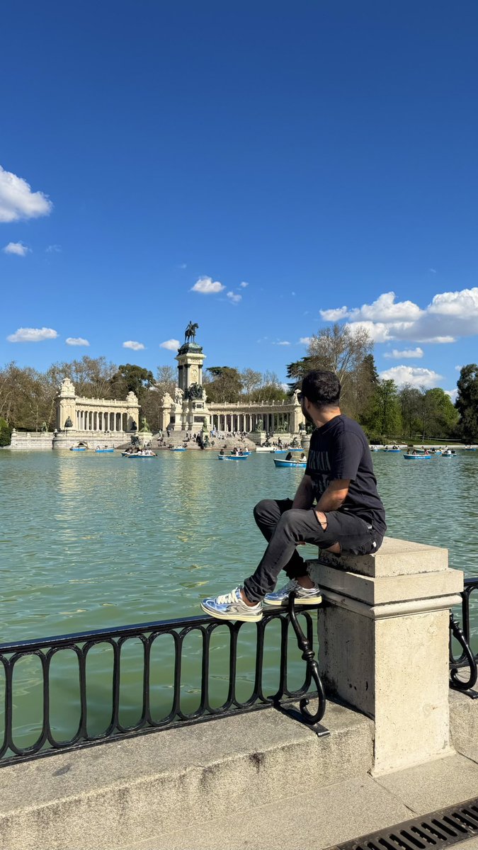 Te espero aquí, sentado en el sueño de siempre, no llegues tarde.