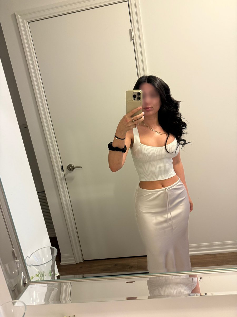 Dinner was great, but I think the outfit deserved its own moment. 💫🥂