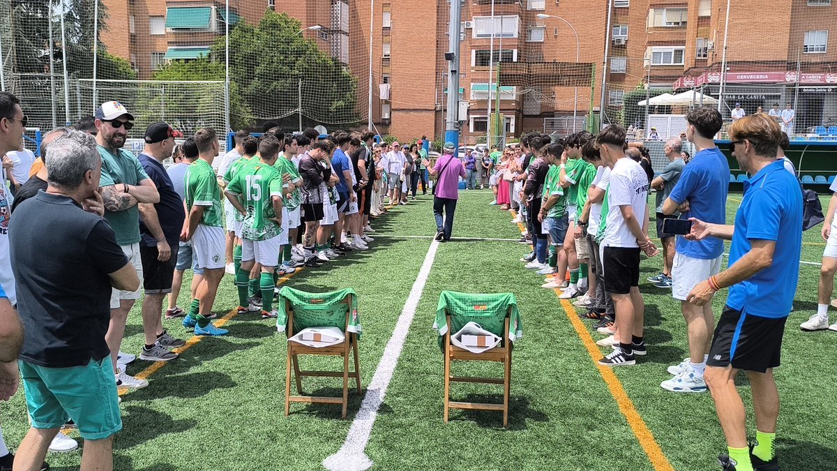 ADEsperanza1978's tweet photo. Homenaje a dos de nuestros jugadores más emblemáticos, que dejan el primer equipo. Os animamos a seguir con los veteranos 😜
#homenaje #capitanes #hortaleza https://t.co/3kKojmVYZn