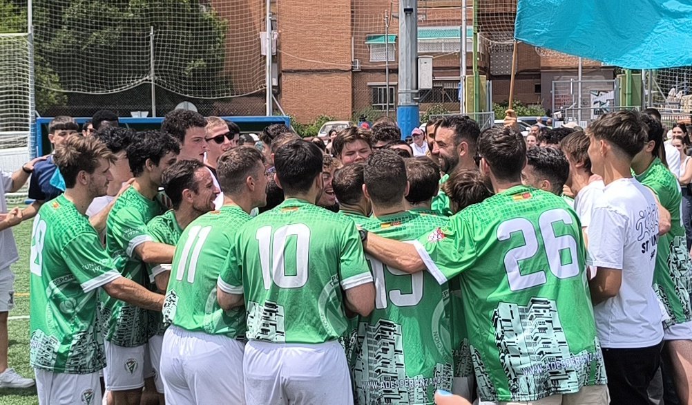 ADEsperanza1978's tweet photo. Homenaje a dos de nuestros jugadores más emblemáticos, que dejan el primer equipo. Os animamos a seguir con los veteranos 😜
#homenaje #capitanes #hortaleza https://t.co/3kKojmVYZn