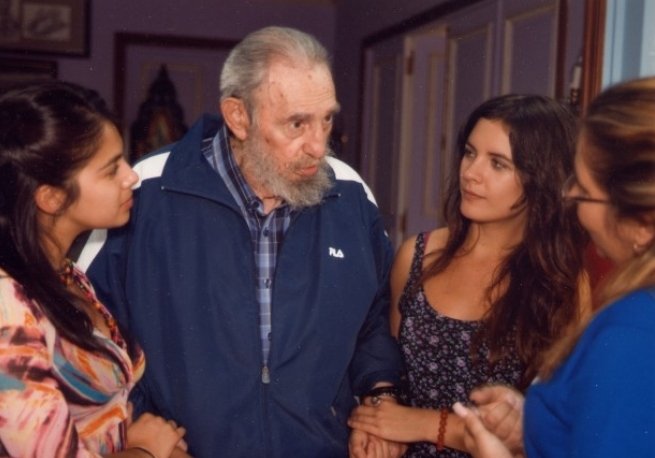 TMunozra's tweet photo. @KarolCariola De ideologías e hipocresía... https://t.co/GgjGxt0wwt