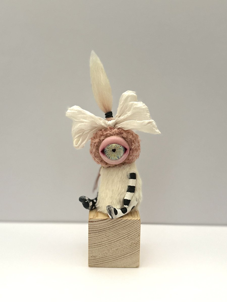 plush_golub's tweet photo. Another sweet little one with a ponytail hairstyle is available☺️
Tiny size 🫶

#handmade #ooakartistteddybear #tinyteddybear #toyforblythe #authorteddybear #miniaturetoy #handmadetoy #cyclops #monster #stuffetanimals #art 

https://t.co/VWWmZinuJ9 https://t.co/q00jTjHRkz