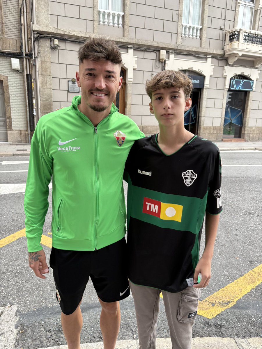 Este tío se merece la renovación vitalicia en el <a href="/elchecf/">Elche Club de Fútbol</a> <a href="/JosanFerrandez7/">Josan Ferrandez</a> 6 ascensos, 2 a Primera. Orgullo de Crevillent. Mejor persona.