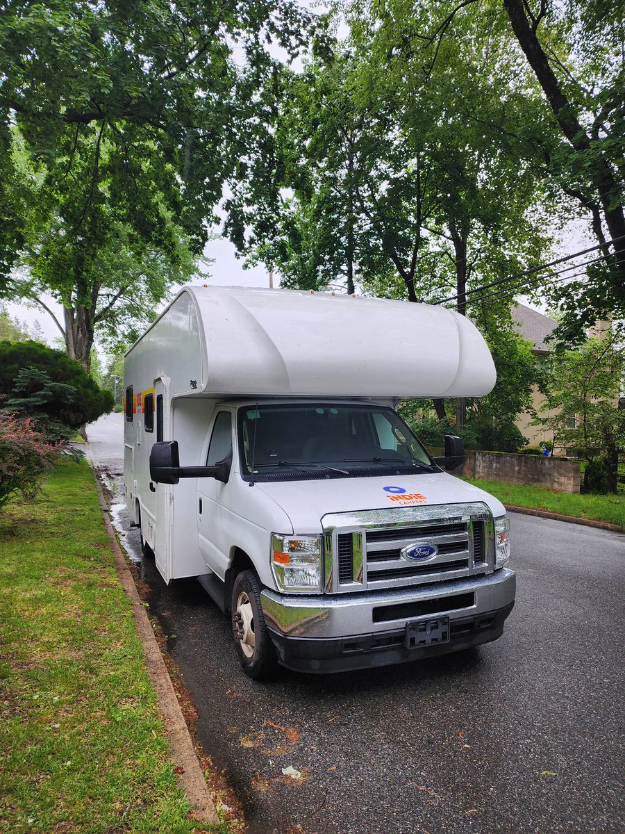 생각해보니 내 첫 V8엔진 차량 탑승은 이 캠핑카네..
7.8L에 325마력..!
어쩐지 잘나가드라