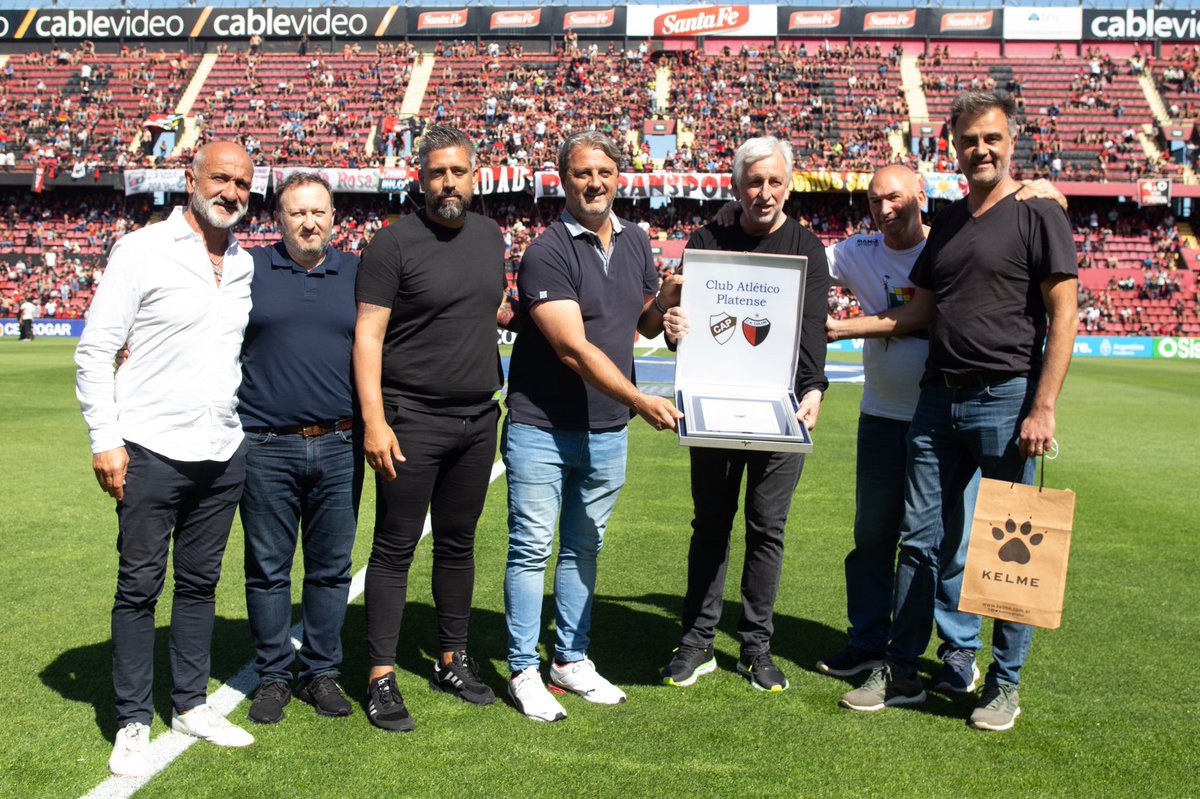 Colón de Santa Fe ❤️⭐️🖤 (@cacolonstafe) on Twitter photo Felicitaciones calamar 🦑🏆 <a href="/caplatense/">Club Atlético Platense</a> !! el único club del fútbol argentino que entregó una placa reconociendo el título de Colón. (6/11/21). Saludo especial a Juan Amador Sánchez, señor del fútbol. Felicitaciones a la dupla Orsi - Gómez por su sacrificio y humildad y a ese Felicitaciones calamar 🦑🏆 <a href="/caplatense/">Club Atlético Platense</a> !! el único club del fútbol argentino que entregó una placa reconociendo el título de Colón. (6/11/21). Saludo especial a Juan Amador Sánchez, señor del fútbol. Felicitaciones a la dupla Orsi - Gómez por su sacrificio y humildad y a ese