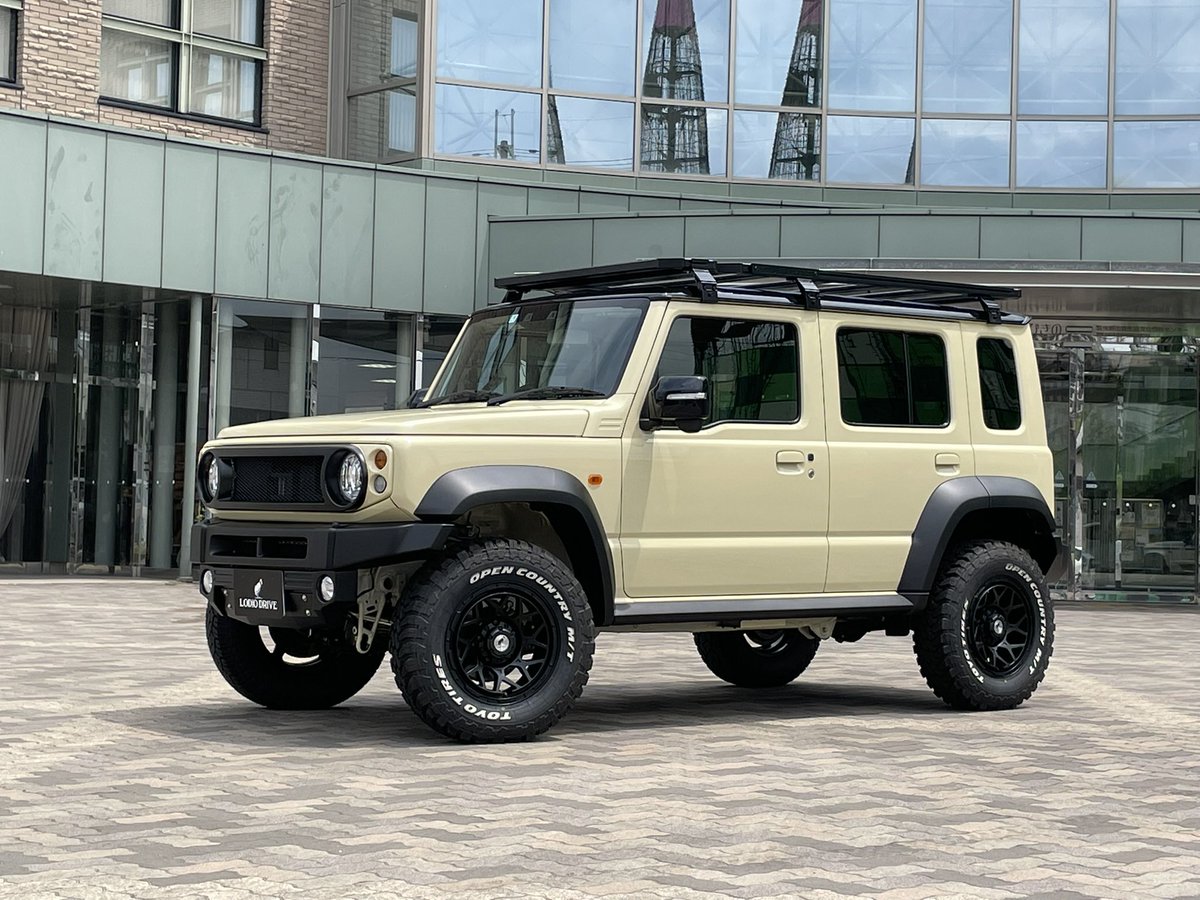 ジムニーノマドにインチアップ用ホイールを装着。
アゲ車はジムケンタックさん、
サゲ車はケーファクトリーさんのデモカーで取材。
5ドアになった事で、インチアップが丁度イイサイズ感になります。
雑誌ドライバーは7/20発売です。
是非御購読ください。

#ジムニー #ジムニーシエラ #ジムニーノマド