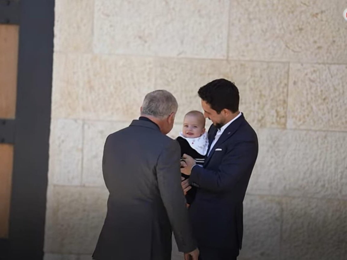 تضحك لجدها وجد الاردنين 🤍
#مع_القائد