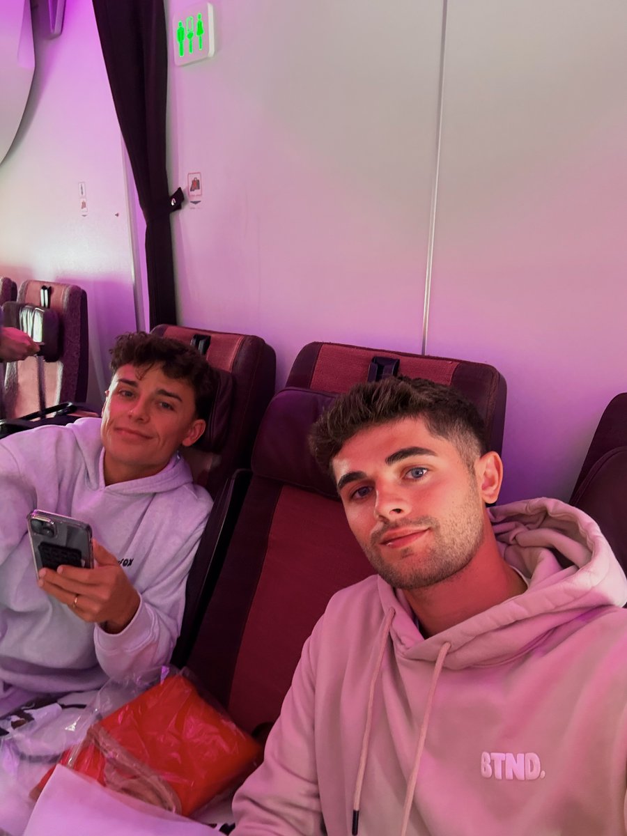 gaycouplecute's tweet photo. Would you take the middle seat 😏 (be honest) https://t.co/vSMSgzp8rq