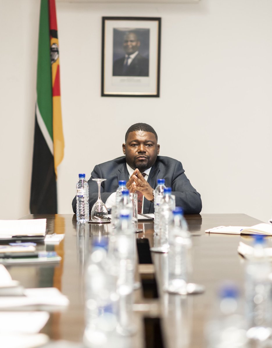 Encontro com o PCA da Bolsa de Valores (BVM), Pedro Cossa. Concordamos na necessidade de maior participação dos Moçambicano na BVM, priorizando-se um quadro regulatorio que assegure que os mega projectos, o sector bancário e de seguros, dentre outros, estejam cotados na BVM