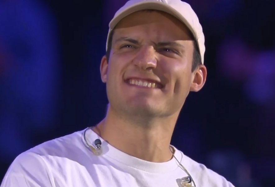 Lui sta proprio dando “mamma durante la recita scolastica dei figli”