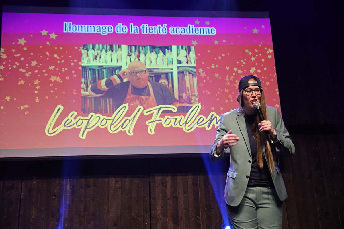 En marge du Mois de la fierté, j'ai eu le bonheur de prendre la parole au premier Gala de la Fierté en Acadie. En présence de parlementaires, de jeunes artistes, de personnes queer et d'allié.e.s, des prises de parole percutantes, des performances enlevantes et un vibrant hommage