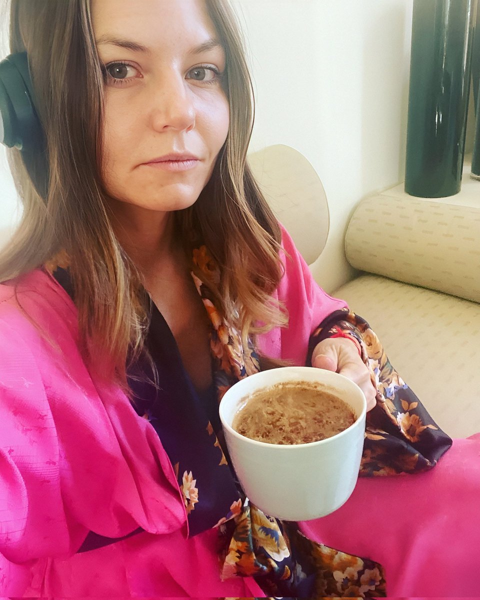 jmo_fan_'s tweet photo. 🧘‍♀️ For the #WorldMeditationDay we find @jenmorrisonlive meditating with her coffee to start the day off right during Dressember 2020, Day 2 !

« Day 2 : this handmade kimono feels like a luxurious way to start the day @Dressember  @JuliaMoSum #teamjmo » JMo

📅 December 2, 2020 https://t.co/xZWcqY14eX