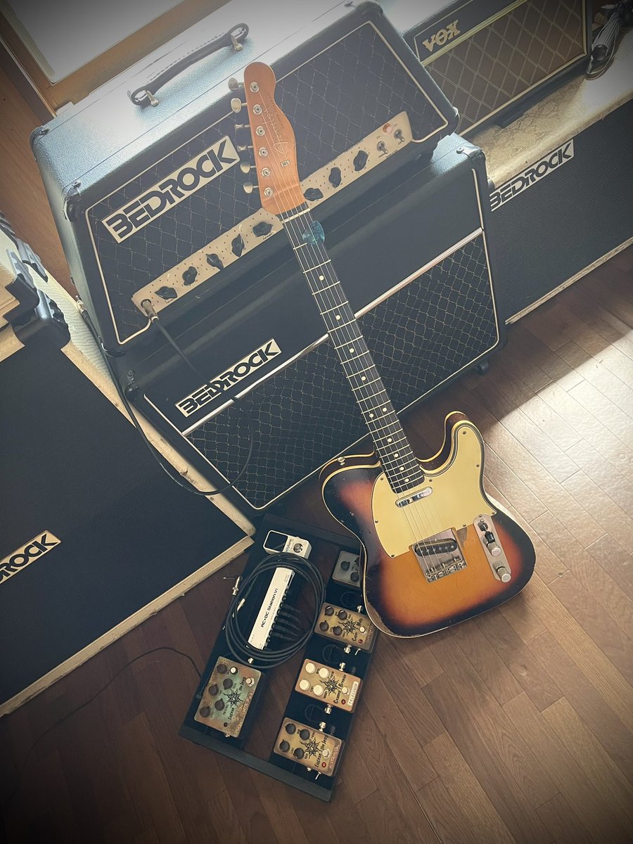 Paolo0823's tweet photo. 私事ですが転職し、本日初出勤
さて、人生どっちに転がるか
#Fender
#Telecaster
#CustomTelecaster
#BEDROCKAMP
#TRICOLORS https://t.co/7CT9MSDIw2
