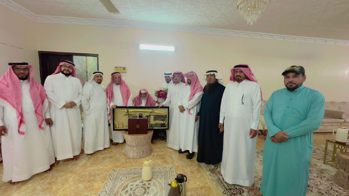alsum1433's tweet photo. قام فريق لمسه وفاء بمركز العاليه بزيارة الى الشيخ على هتان علي شيخ قرية  النقاش وذلك للاطمئنان عليه بعد اجراء  عمليه جراحيه  وفي  نهايه الزياره   قدم  مدير فريق لمسه وفاء الأستاذ مطلق فقيري هديه بمناسبة نجاح العمليه وكذلك قدم العقيد ريحان عبدالله العميش هديه بهذه المناسبة. https://t.co/dKmvObRzot