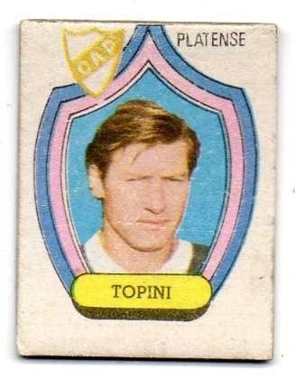 Lo conocí a fin de los 80. Vivimos lindos momentos cuando me dirigía en torneos amateurs. Le perdí el rastro. Supe que ya no está. Hoy estaría feliz. Nadie jugó tanto con esa camiseta.