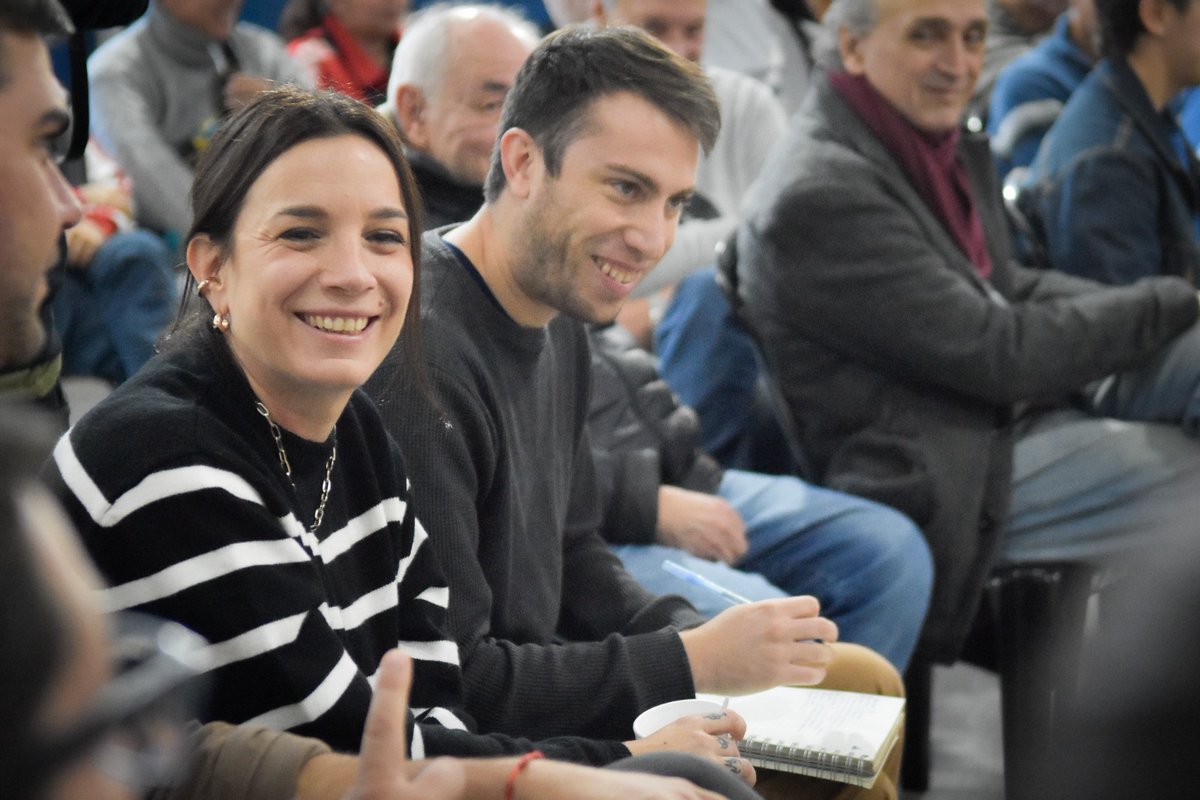 “De abajo hacia arriba y de la periferia al centro” no es sólo una consigna: es una forma de hacer las cosas.

Es el camino que elegimos para transformar la vida cotidiana en cada barrio, para que vivir bien sea posible en cualquier rincón de Rosario. Lo vamos a hacer junto a