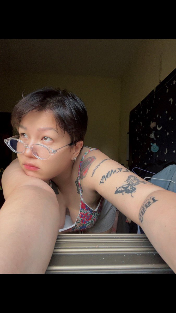 เพื่อนสมัยม.ต้น มาจาก กทม ลงสนามบินอุดร
นั่งรถตู้มาสกลน่าจะถึงเที่ยง ละกูต้องไปรับ
จะ6โมงเช้ายังไม่นอน ไหวชิว