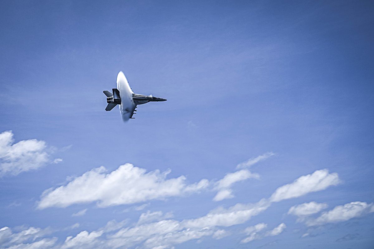 おはようございます！6月もよろしくお願いします。

＊写真は、米海軍のF/A-18Eスーパーホーネット (Photo by Navy Petty Officer 2nd Class Hannah Kantner)