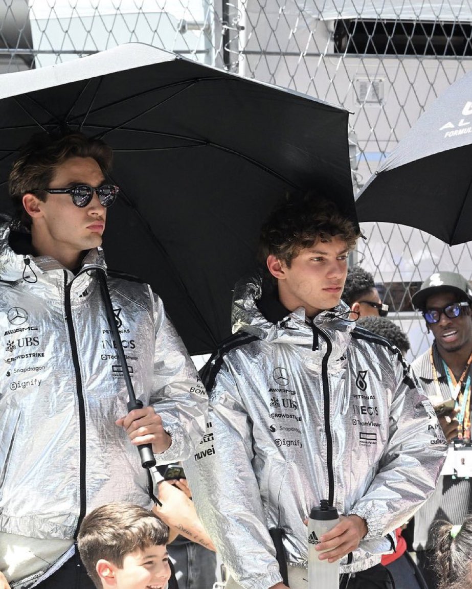 por fin juntaron la suficiente plata como para comprarles una campera a cada uno!!