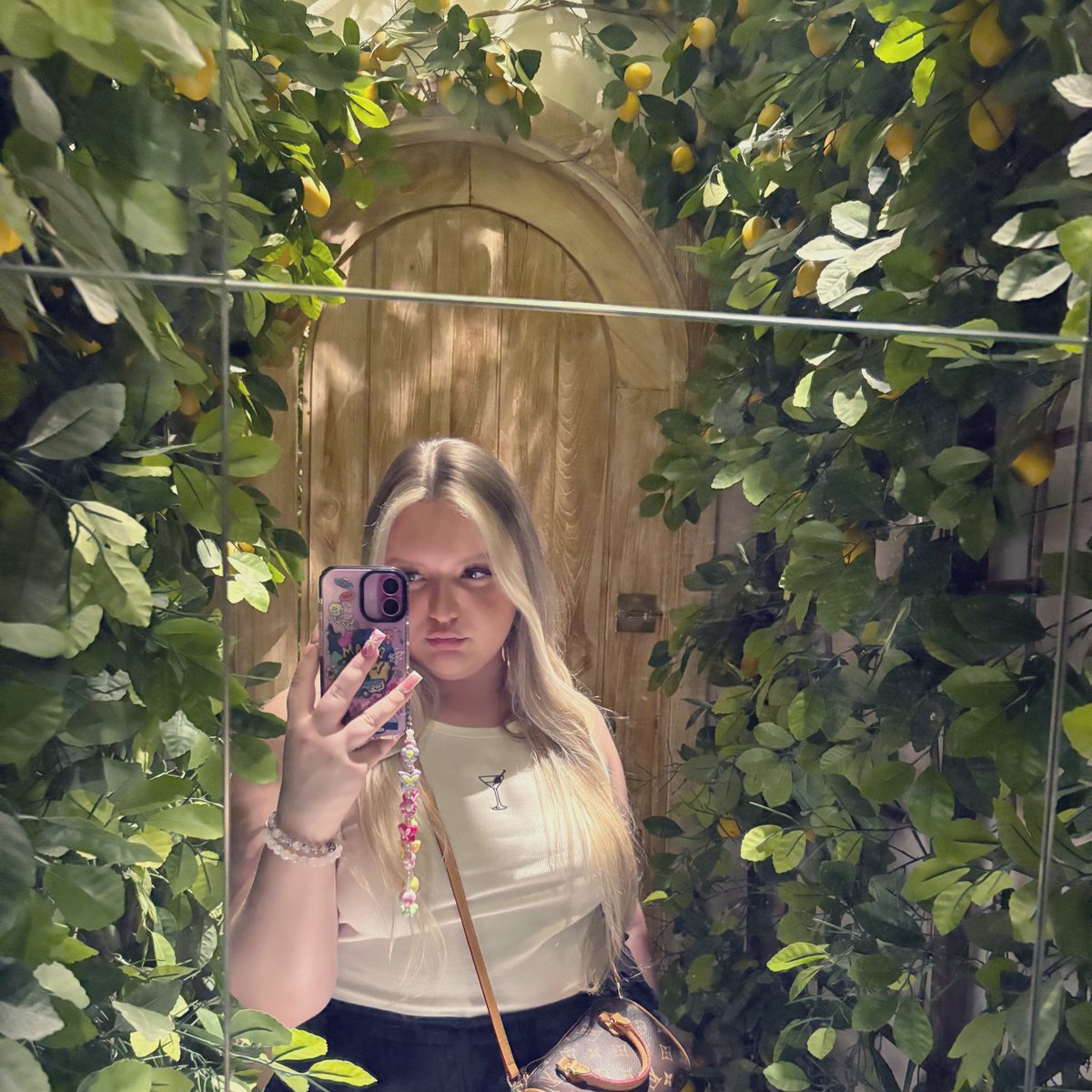 OKPRlNCESS's tweet photo. 🍸🍋 https://t.co/22No00d0iO