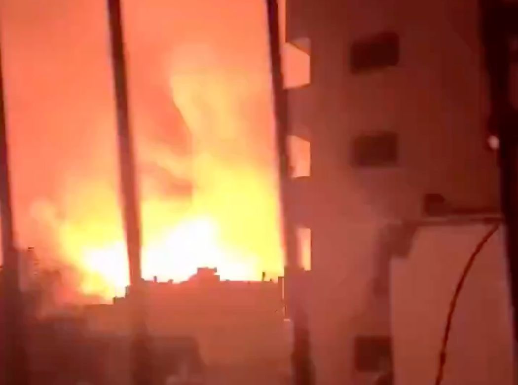 nahed_hajjaj99's tweet image. What's happening to us is indescribable. All of Gaza is under fire and bombardment right now. There are missiles falling in masse. All types of aircrafts on top of us.
These are surely our final days on earth - أشهد أن لا إله إلا الله، وأشهد أن محمدًا رسول الله