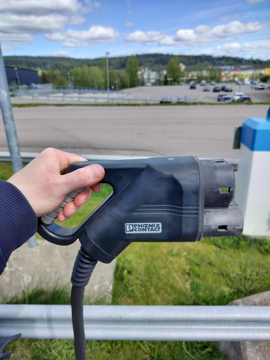 cykelpimon's tweet photo. Brand on charging post Mer is located at Gesallvagen 12, Sundsvall on this street they have 50 KW CCS and a 22 KW Type 2 opening hours 24/7 and nearby there are various shops and restaurants and Mer has 3,600 all over Sweden and 5 countries in Europe. https://t.co/Oe129WAHXC