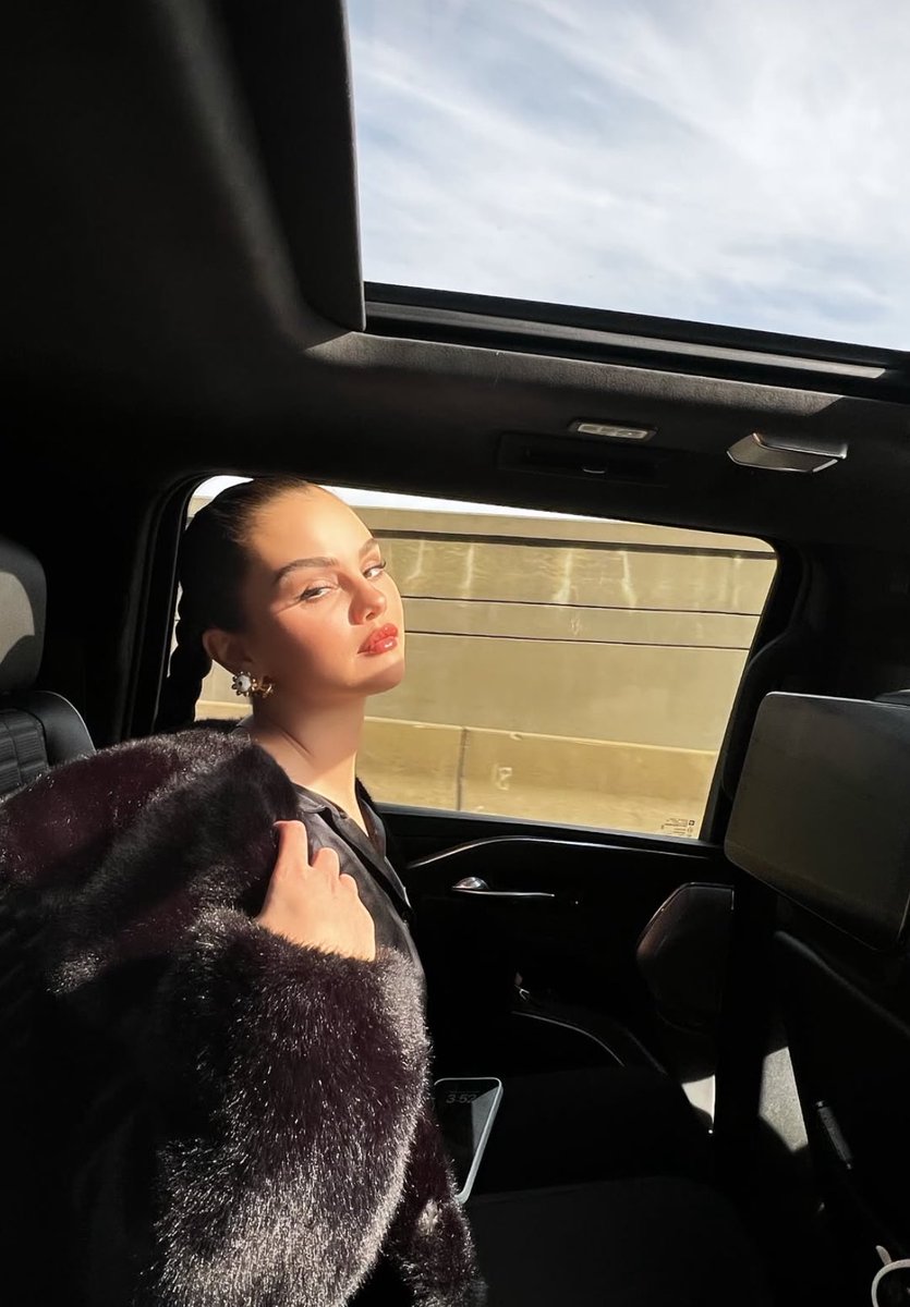 HOLYYY FVCK SELENAAAA