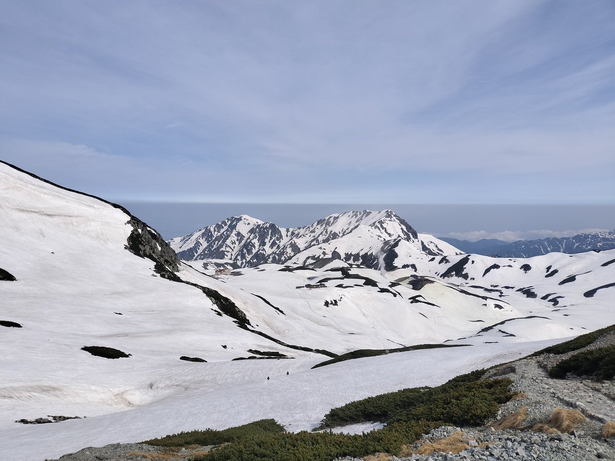 おはようございます☀
6月2日8:05現在、玄関の温度計は4℃。
風は穏やかでうっすら雲がかかっています。
ミクリガ池もだいぶ溶けてきました。

今日も良い一日をお過ごしください。