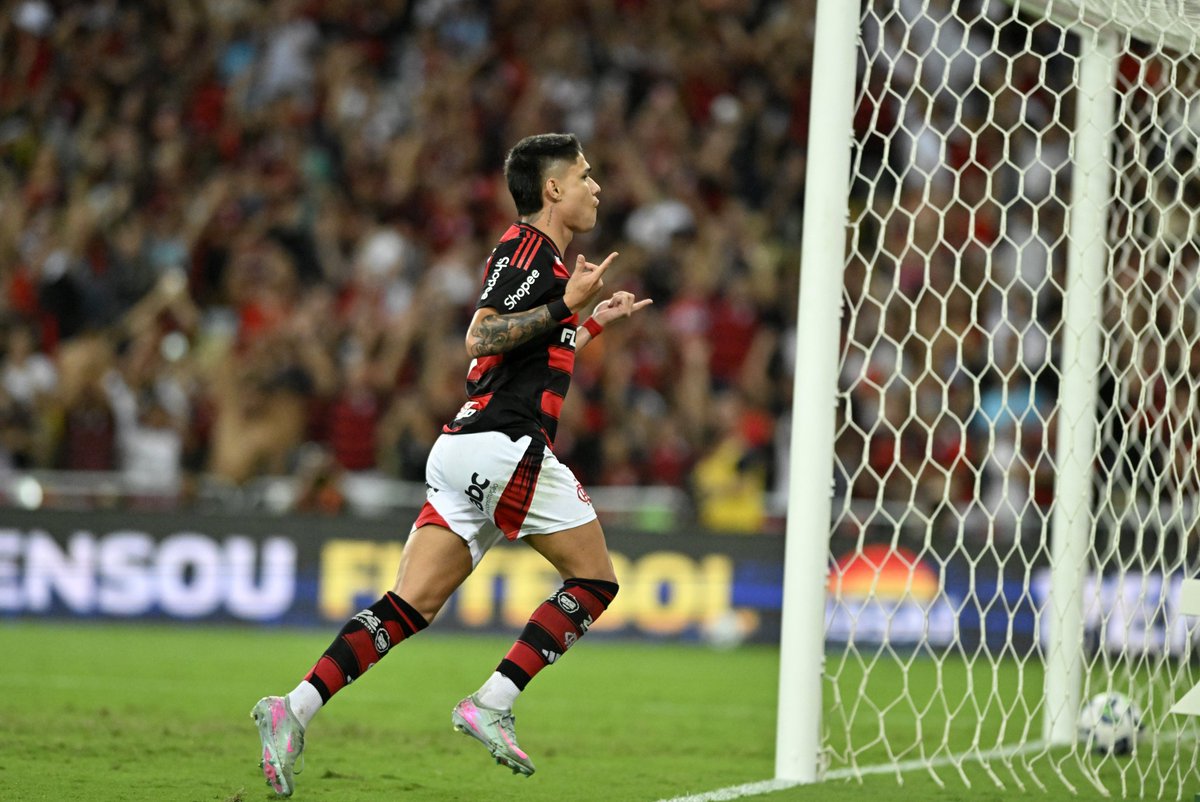 CHOCOLATE RUBRO-NEGRO

Luiz Araújo recebe de Pedro e marca seu 2º gol na partida.

Mais uma goleada rubro-negra no Maracanã.

É o 24º gol do Flamengo em 11 jogos no Brasileirão.

📷: André Durão