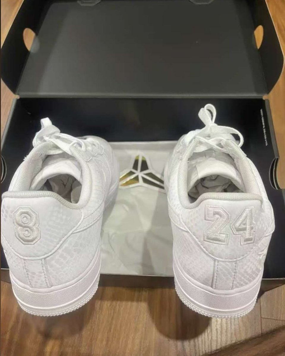 A fourth, triple-white pair of Kobe Bryant x Nike Air Force 1 has surfaced 🐍

Thoughts on these?

(via sharkicks1/IG)